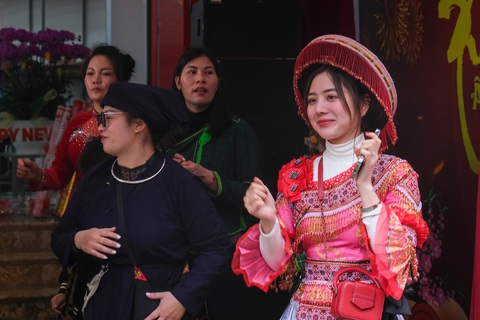 Hàng ngàn người náo nức cướp đầu pháo, hứng 'mưa tiền' - Ảnh 1. Hàng ngàn người náo nức cướp đầu pháo, hứng 'mưa tiền' ở Lễ hội Kỳ Cùng xứ Lạng - Ảnh 1.