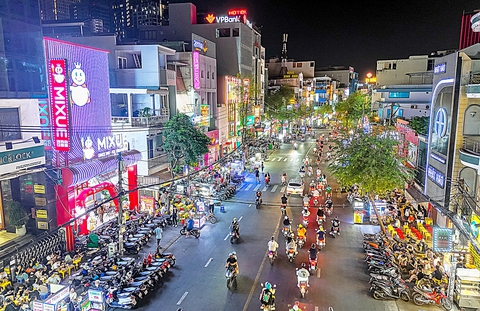 Vỉa hè bị lấn chiếm khắp nơi - Ảnh 1. Vỉa hè bị lấn chiếm khắp nơi - Ảnh 1.