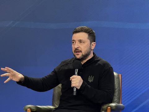 Ông Zelensky muốn Trung Quốc hỗ trợ hòa bình và tái thiết Ukraine - Ảnh 1. Ông Zelensky muốn Trung Quốc hỗ trợ hòa bình và tái thiết Ukraine - Ảnh 1.