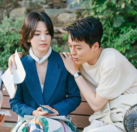 ‘Tình trẻ’ kém 11 tuổi Jang Ki Yong ‘về chung nhà’ với Song Hye Kyo - Ảnh 1.