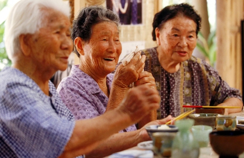 Sống đến 100 tuổi - bí mật của 'vùng xanh' - Kỳ 3: Muốn sống tới 110 tuổi, đừng... báo tử! - Ảnh 2. Sống đến 100 tuổi - bí mật của 'vùng xanh' - Kỳ 3: Muốn sống tới 110 tuổi, đừng báo tử - Ảnh 3.