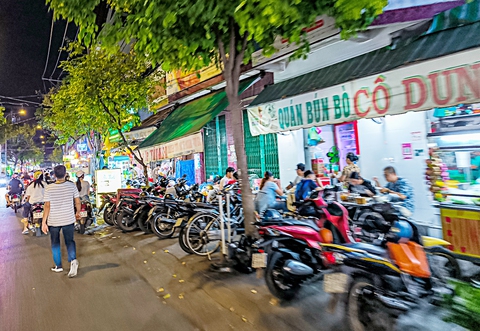 Vỉa hè bị lấn chiếm khắp nơi - Ảnh 3. Vỉa hè bị lấn chiếm khắp nơi - Ảnh 3.