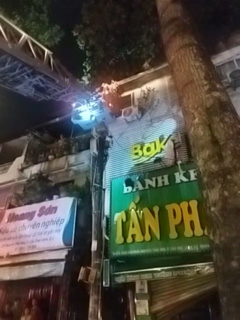 Cháy lớn tiệm bánh kem ở quận 1, cảnh sát cứu 8 người mắc kẹt ra ngoài - Ảnh 6.
