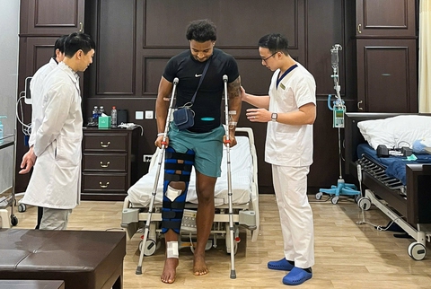 Nguyễn Xuân Son ổn định cân nặng, Tấn Tài đã có thể đi bộ - Ảnh 1.