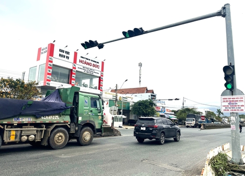 Nhiều trụ đèn giao thông trên quốc lộ 1 không có bộ tín hiệu đếm lùi, tài xế nhấp nhổm sợ bị phạt - Ảnh 1. Nhiều trụ đèn giao thông trên quốc lộ 1 không có bộ tín hiệu đếm lùi, tài xế nhấp nhổm sợ bị phạt - Ảnh 1.