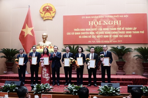 Hà Nội bổ nhiệm 10 lãnh đạo Sở, ngành sau khi sắp xếp, sáp nhập - Ảnh 1.