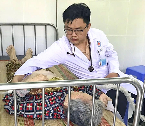 Thiên thần áo trắng của bà con xã đảo - Ảnh 2. Thiên thần áo trắng của bà con xã đảo - Ảnh 2.