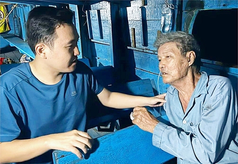 Thiên thần áo trắng của bà con xã đảo - Ảnh 1. Thiên thần áo trắng của bà con xã đảo - Ảnh 1.