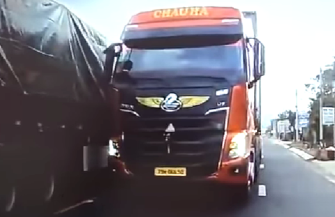 Người dân cung cấp clip xe đầu kéo đi không đúng làn đường, tài xế bị phạt - Ảnh 1. Người dân cung cấp clip xe đầu kéo chạy ngược chiều, tài xế bị phạt - Ảnh 1.