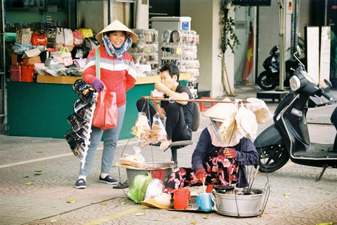 Nụ cười của cô hàng rong - Ảnh 1. Nụ cười của cô hàng rong - Ảnh 1.