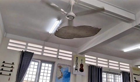 Học sinh ở Phú Quốc đang học bất ngờ chạy nháo nhào vì vữa trần nhà trong phòng rớt - Ảnh 2.