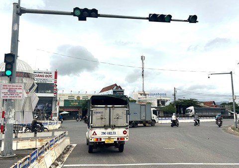Nhiều trụ đèn giao thông trên quốc lộ 1 không có bộ tín hiệu đếm lùi, tài xế nhấp nhổm sợ bị phạt - Ảnh 2. Nhiều trụ đèn giao thông trên quốc lộ 1 không có bộ tín hiệu đếm lùi, tài xế nhấp nhổm sợ bị phạt - Ảnh 2.