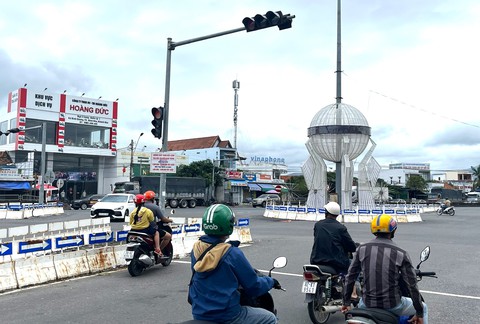 Nhiều trụ đèn giao thông trên quốc lộ 1 không có bộ tín hiệu đếm lùi, tài xế nhấp nhổm sợ bị phạt - Ảnh 4. Nhiều trụ đèn giao thông trên quốc lộ 1 không có bộ tín hiệu đếm lùi, tài xế nhấp nhổm sợ bị phạt - Ảnh 3.