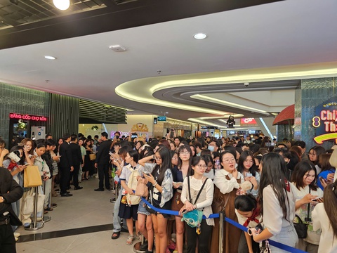 Hàng trăm fan phủ kín rạp phim ở Landmark 81 vì mê mẩn các 'Anh trai say hi' - Ảnh 3. Hàng trăm fan phủ kín rạp phim ở Landmark 81 vì mê mẩn các Anh trai say hi - Ảnh 3.