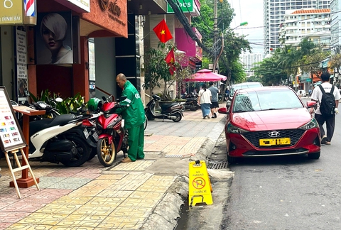 Đủ chiêu giữ lòng đường làm của riêng ở Nha Trang - Ảnh 2. Đủ cách 'xí phần' lòng đường trước hàng quán - Ảnh 2.