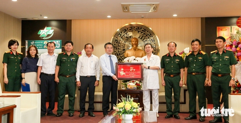 Ông Nguyễn Thanh Nghị thăm Bệnh viện Quân y 175 và gia đình thầy thuốc tiêu biểu - Ảnh 1.
