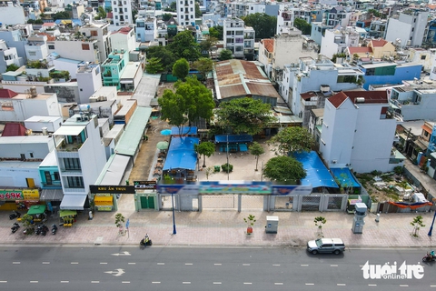 - Ảnh 1. Sau mở rộng đường Tên Lửa, hơn 500m2 đất quy hoạch công viên thành quán nhậu - Ảnh 1.
