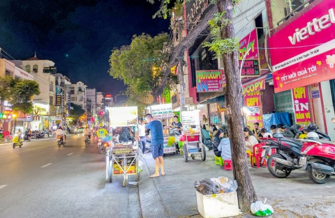 Thu phí dùng tạm đường, vỉa hè ở TP.HCM: Nơi đã làm, nơi vẫn 'án binh bất động' - Ảnh 2. Thu phí dùng tạm đường, vỉa hè ở TP.HCM: Nơi đã làm, nơi vẫn 'án binh bất động' - Ảnh 2.