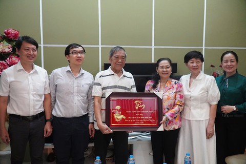 Ông Nguyễn Thanh Nghị thăm Bệnh viện Quân y 175 và gia đình thầy thuốc tiêu biểu - Ảnh 5. Ông Nguyễn Thanh Nghị thăm Bệnh viện Quân y 175 và gia đình thầy thuốc tiêu biểu - Ảnh 5.