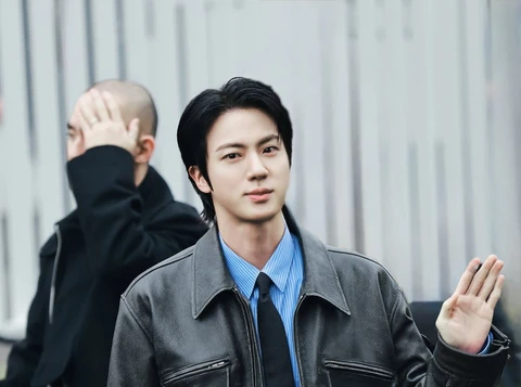 Choáng với độ giàu có của Jin BTS, mua cả tòa nhà bằng tiền mặt - Ảnh 2.