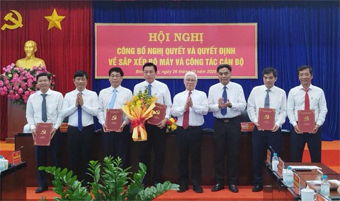 Bình Dương sáp nhập sở, điều động hàng loạt giám đốc - Ảnh 2. Bình Dương sáp nhập sở, điều động hàng loạt giám đốc - Ảnh 2.