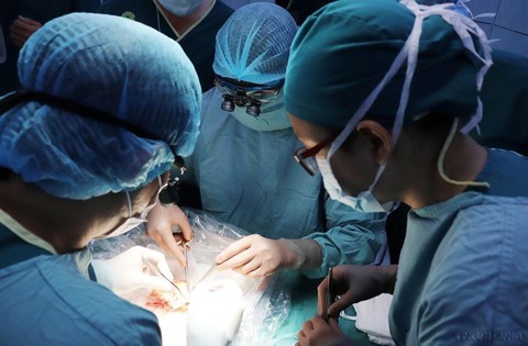 70 năm Ngày Thầy thuốc Việt Nam: Y tế Việt Nam làm chủ nhiều công nghệ hiện đại - Ảnh 2. 70 năm Ngày Thầy thuốc Việt Nam: Y tế Việt Nam làm chủ nhiều công nghệ hiện đại - Ảnh 2.