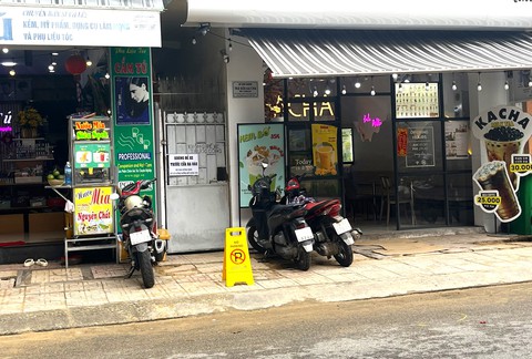 Đủ chiêu giữ lòng đường làm của riêng ở Nha Trang - Ảnh 4. Đủ cách 'xí phần' lòng đường trước hàng quán - Ảnh 3.
