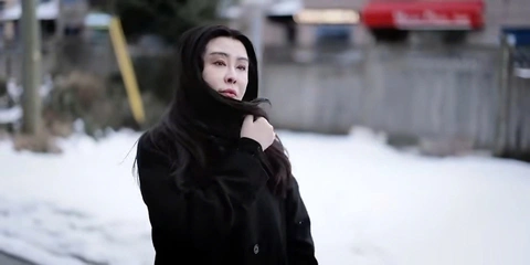 Sao nam Sex Education bị kết án 15 năm tù vì tội hiếp dâm; Jin BTS gây sốt tại Milan Fashion Week - Ảnh 5. Sao nam Sex Education bị kết án 15 năm tù vì tội hiếp dâm; Jin BTS gây sốt tại Milan Fashion Week - Ảnh 5.