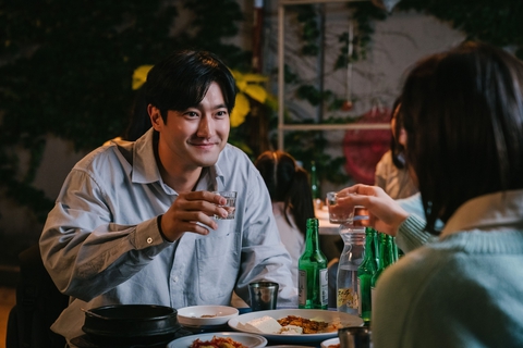 Choi Si Won hành nghề xoá 'cảnh nóng' trong phim mới - Ảnh 2.