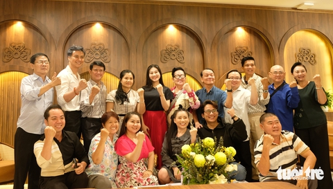 Rạng ngời 100 năm gia tộc theo nghiệp tổ, nhà Minh Tơ - Thanh Tòng thực hiện lại vở Câu thơ yên ngựa - Ảnh 6. Rạng ngời 100 năm gia tộc theo nghiệp tổ, nhà Minh Tơ - Thanh Tòng thực hiện lại vở Câu thơ yên ngựa - Ảnh 4.
