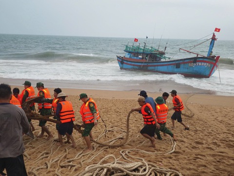 Cứu 11 ngư dân trên tàu cá gặp nạn trên biển - Ảnh 1.