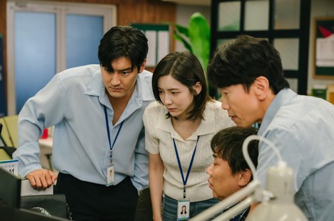 Choi Si Won hành nghề xoá 'cảnh nóng' trong phim mới - Ảnh 5.
