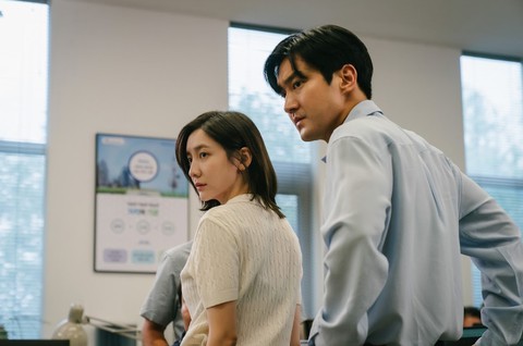 Choi Si Won hành nghề xoá 'cảnh nóng' trong phim mới - Ảnh 4.