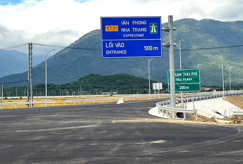 Cao tốc Vân Phong - Nha Trang bị trộm hàng rào bảo vệ - Ảnh 3. Cao tốc Vân Phong - Nha Trang bị trộm hàng rào bảo vệ - Ảnh 3.