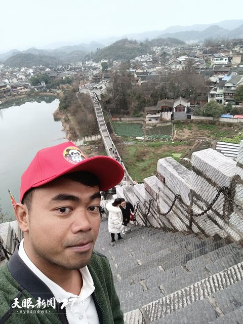Du khách Việt Nam cõng nữ du khách Trung Quốc vượt tường thành đi cấp cứu - Ảnh 2. Người Việt Nam cõng du khách Trung Quốc vượt tường thành đi cấp cứu - Ảnh 3.