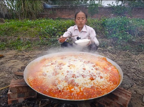 Mukbang giảm nhiệt, 'ăn thùng uống vại' như Bà Tân Vlog xưa rồi - Ảnh 1. Mukbang giảm nhiệt, 'ăn thùng uống vại' như Bà Tân Vlog xưa rồi - Ảnh 1.