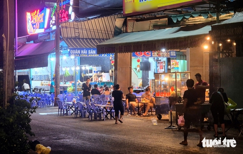 Sau chỉ đạo của UBND TP.HCM, vỉa hè vẫn bị lấn chiếm ở nhiều nơi - Ảnh 4.