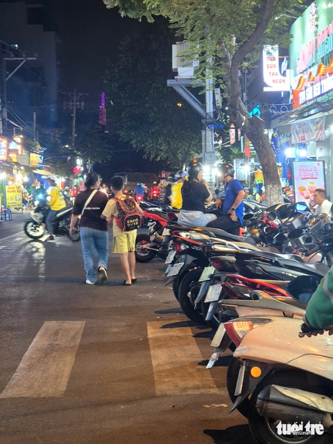 Sau chỉ đạo của UBND TP.HCM, vỉa hè vẫn bị lấn chiếm ở nhiều nơi - Ảnh 8.