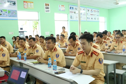 Cảnh sát giao thông chính thức tiếp nhận cấp giấy phép lái xe - Ảnh 1. Cảnh sát giao thông cấp giấy phép lái xe, thi sát hạch vẫn phải chờ - Ảnh 1.