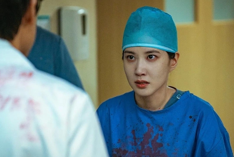 Phim Hàn tháng 3: IU, Park Bo Gum 'tình bể bình', Lee Dong Wook cưới vợ rồi lại ly hôn - Ảnh 7. Phim Hàn tháng 3: IU, Park Bo Gum 'tình bể bình', Lee Dong Wook cưới vợ rồi lại ly hôn - Ảnh 6.
