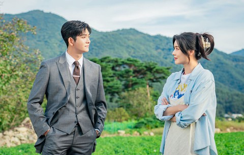 Phim Hàn tháng 3: IU, Park Bo Gum 'tình bể bình', Lee Dong Wook cưới vợ rồi lại ly hôn - Ảnh 4. Phim Hàn tháng 3: IU, Park Bo Gum 'tình bể bình', Lee Dong Wook cưới vợ rồi lại ly hôn - Ảnh 3.