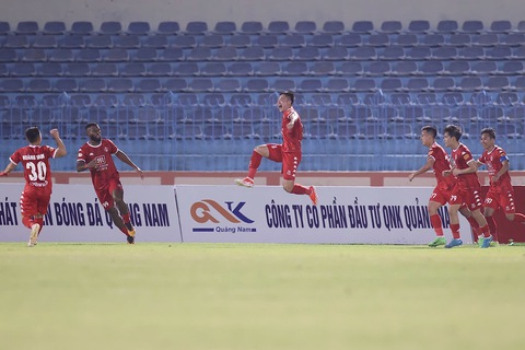 Hải Phòng thắng Quảng Nam với 10 người - Ảnh 1.