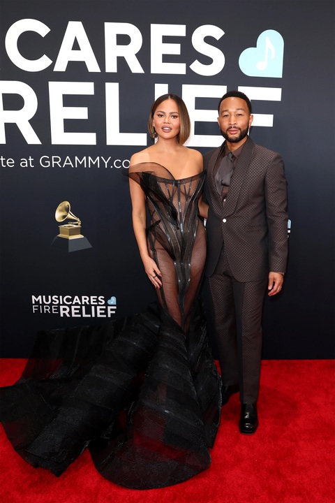 Đỏ mặt với bộ cánh của vợ Kanye West trên thảm đỏ Grammy - Ảnh 6. Đỏ mặt với bộ cánh của vợ Kanye West trên thảm đỏ Grammy - Ảnh 7.