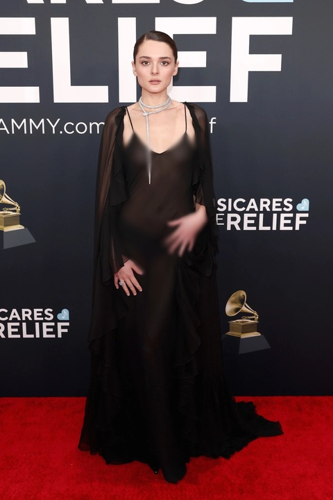 Đỏ mặt với bộ cánh của vợ Kanye West trên thảm đỏ Grammy - Ảnh 5. Đỏ mặt với bộ cánh của vợ Kanye West trên thảm đỏ Grammy - Ảnh 5.