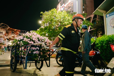 Đường hoa Nguyễn Huệ hoàn thành nhiệm vụ. Gấp rút dọn dẹp xuyên đêm trả mặt bằng phố đi bộ. - Ảnh 4. Xuyên đêm tháo dỡ Đường hoa Nguyễn Huệ, TP.HCM - Ảnh 4.
