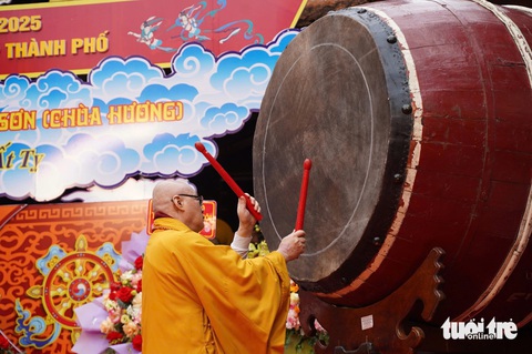 Chùa Hương tấp nập nam thanh nữ tú trẩy hội, lái đò có cả mã QR tương tác - Ảnh 9. Chùa Hương tấp nập nam thanh nữ tú trẩy hội, lái đò có cả mã QR tương tác - Ảnh 8.