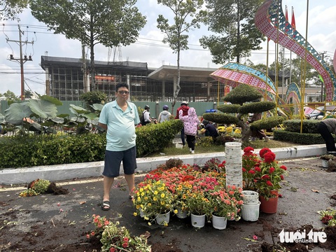 Hàng trăm người mang hoa về nhà trong ngày tháo dỡ Đường hoa xuân Cao Lãnh - Ảnh 3.