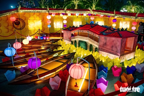 Nô nức check-in lễ hội đèn lồng tại thành phố đại dương phía đông Hà Nội - Ảnh 10. Nô nức check-in lễ hội đèn lồng tại thành phố đại dương phía đông Hà Nội - Ảnh 5.