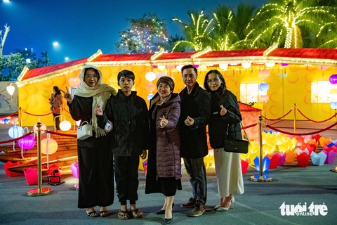 Nô nức check-in lễ hội đèn lồng tại thành phố đại dương phía đông Hà Nội - Ảnh 9. Nô nức check-in lễ hội đèn lồng tại thành phố đại dương phía đông Hà Nội - Ảnh 4.