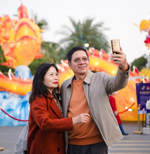Nô nức check-in lễ hội đèn lồng tại thành phố đại dương phía đông Hà Nội - Ảnh 8. Nô nức check-in lễ hội đèn lồng tại thành phố đại dương phía đông Hà Nội - Ảnh 3.